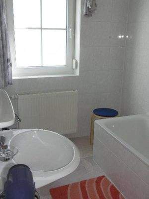 22 - OG Bad 1 mit Dusche und Wanne