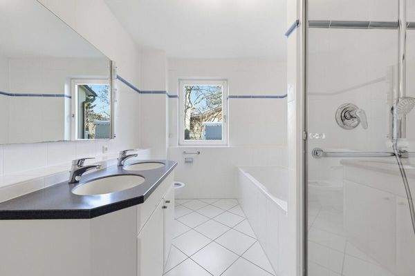 Helles Badezimmer mit hochwertigem Corian-Doppelwaschbecken