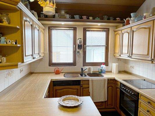 Holzküche mit Fenstern im DG