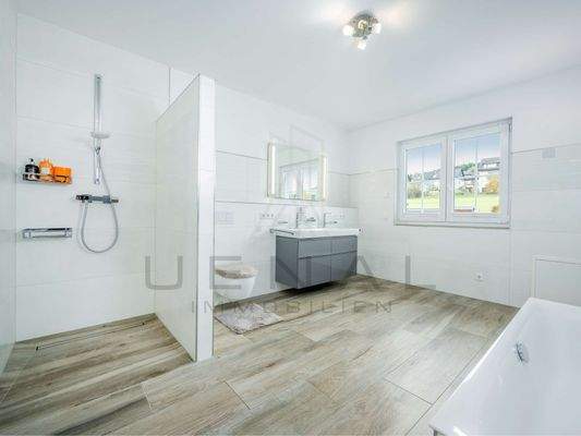 .. und begehbarer Dusche