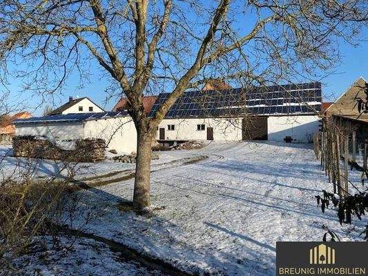 Gartenansicht auf Scheune und Unterstand