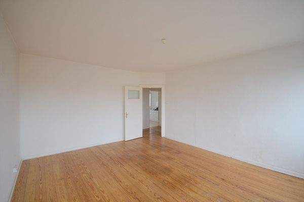 Das großzügige Wohnzimmer lädt zum Entspannen ein 