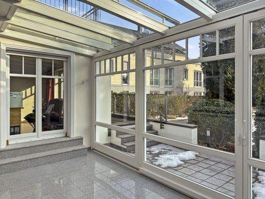 Beheizter Wintergarten mit zwei großen Schiebetüren 