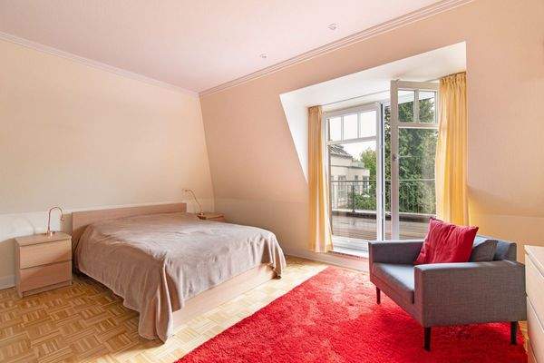 Schlafzimmer mit Zugang zum Südbalkon