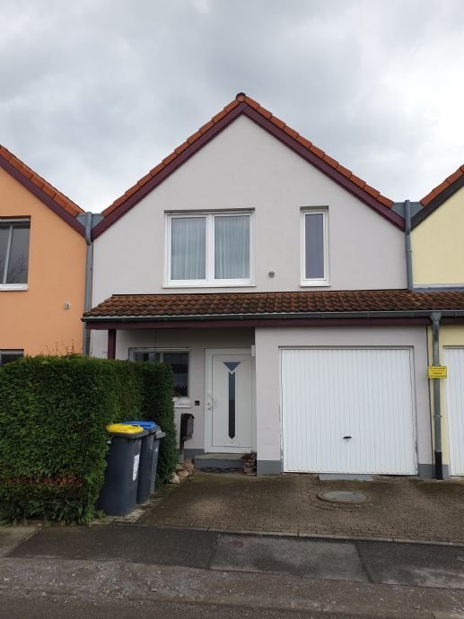 Gepflegtes Reihenmittelhaus mit Garage kleinem Garten und Stellplatz !