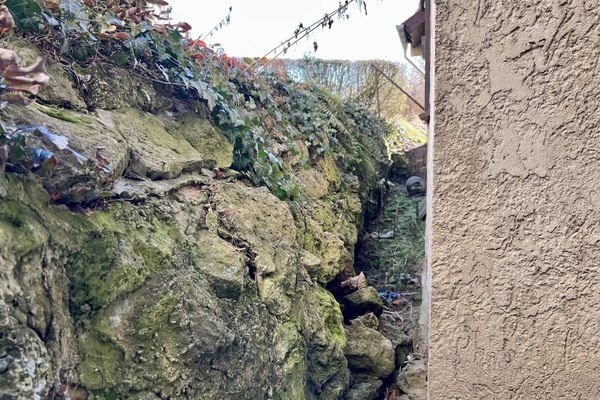 Stützmauer Hang an der Rückseite