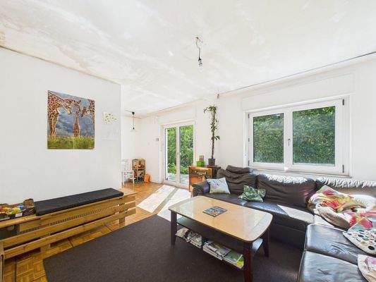 Wohnzimmer mit Austritt Kellergeschoss