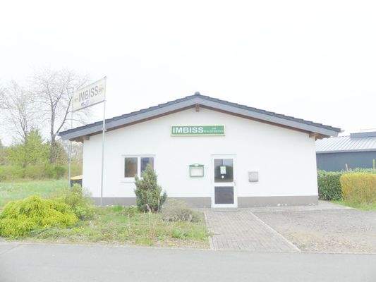 Außenansicht mit Stellplätzen