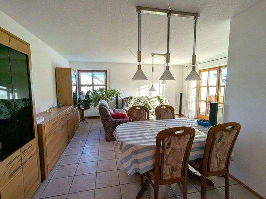 Lichtdurchflutetes Wohnzimmer