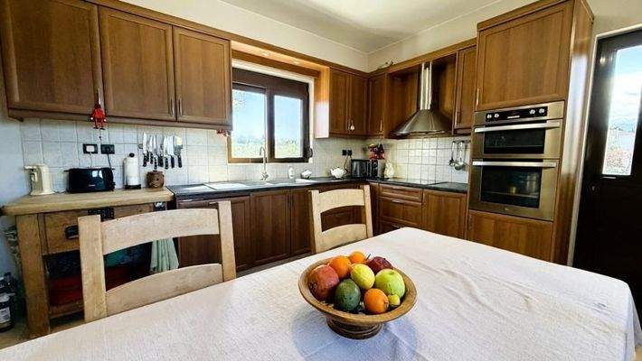 Villa mit Panoramablick auf Meer und weiße Berge auf einem 5.159 m² großen Privatgrundstück