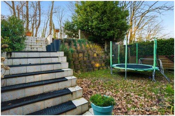 22. Treppe zum Wald.jpg