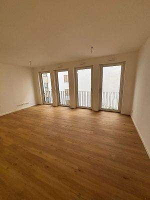 Leerer Wohnraum mit Balkon