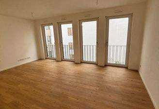 Leerer Wohnraum mit Balkon