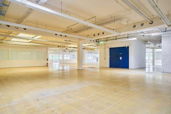 Vielfältige Produktionshalle mit Büros und großzügigen Mitarbeit