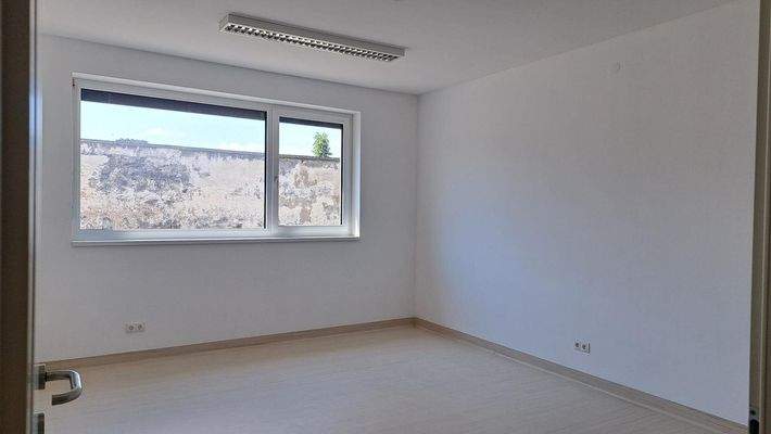 Raum rechts Verbindungstür zum Raum links