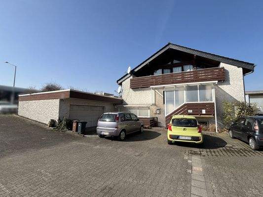 Seitenansicht mit Garage