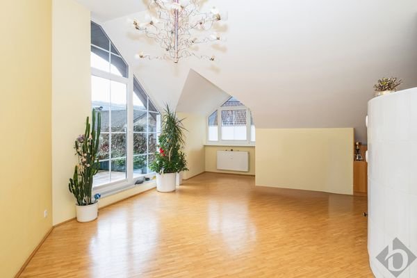 Wohnzimmer mit Balkonzugang