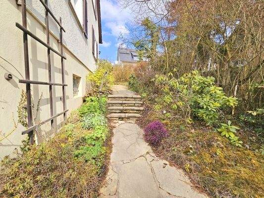 Zugang mit Natursteinplatten