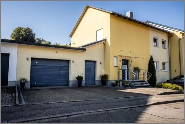 Hausansicht mit Garage