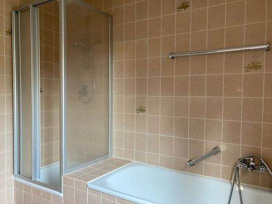 Badezimmer mit Wanne und Dusche