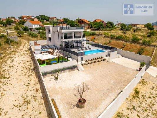 tinj-luksuzna-villa-s-velikom-okucnicom_37