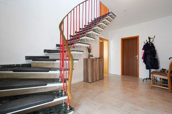 EG Flur mit Treppenhaus