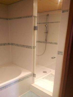 Wanne und Dusche im 1. OG