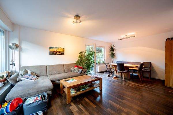 Gemütliches Wohnzimmer mit Essbereich und Gartenanbindung