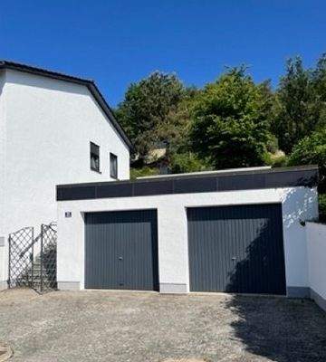 Doppelgarage mit Vorplatz