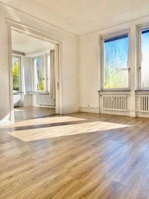 Wohnzimmer mit Blick ins Arbeitszimmer