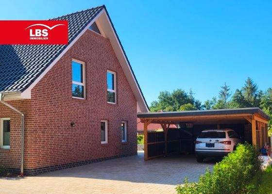 Große Einfahrt mit Carport