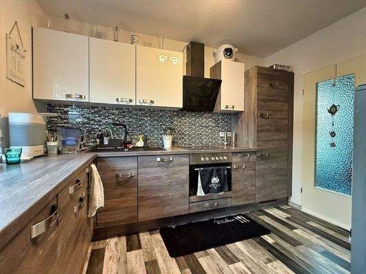 Küche mit Durchgang zum Wohn-/Essbereich