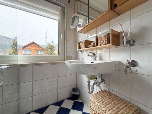 OG Bad: Tageslicht und klare Gestaltung für den Morgen