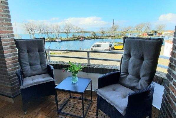 Blick vom Balkon auf den Hafen