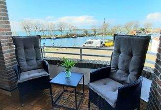 Blick vom Balkon auf den Hafen