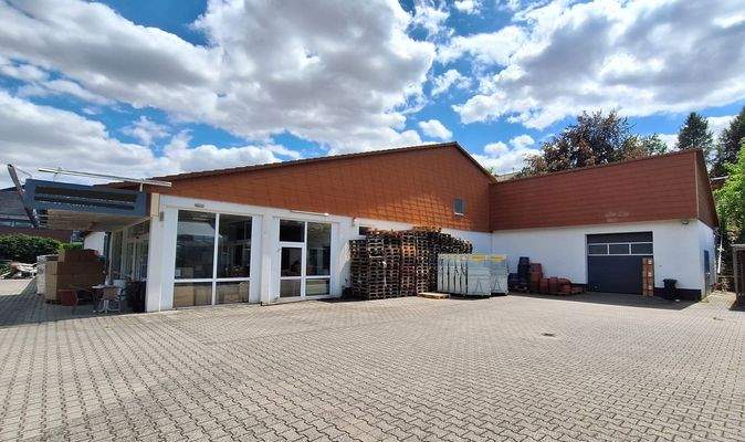 Halle mit Eingang und Kaltlager