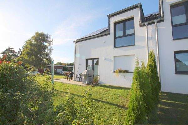 Blick auf DHH mit grünem Garten u. Terrasse