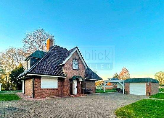 Haus mit Garage und Carport