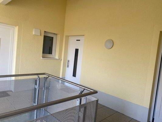 Laubengang u. Wohnungseingang vom Laubengang