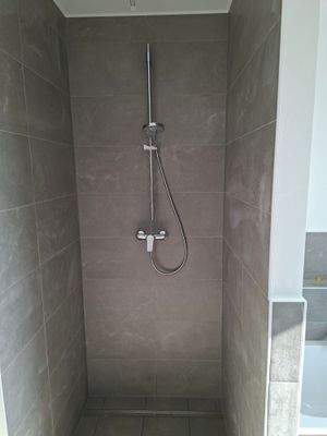 Dusche im Badezimmer.jpg