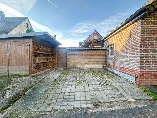 Rückansicht mit Stellplätzen