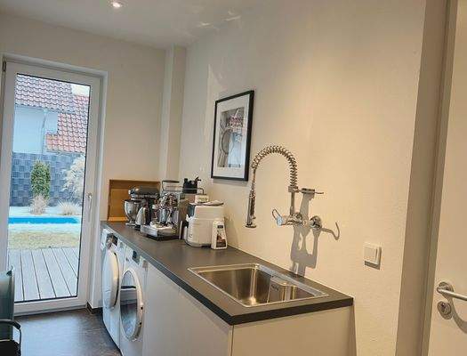 Hauswirtschaftsraum neben Garage/ Küche