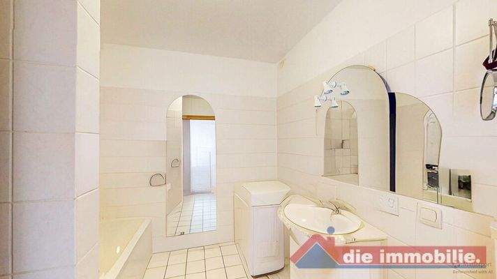 Badezimmer mit Wanne und Dusche