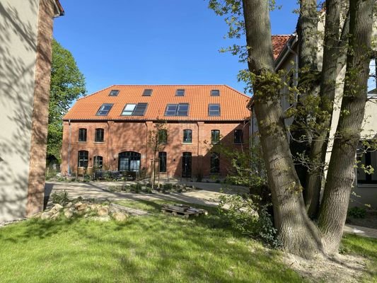 Blick vom Garten auf das Bauernhaus