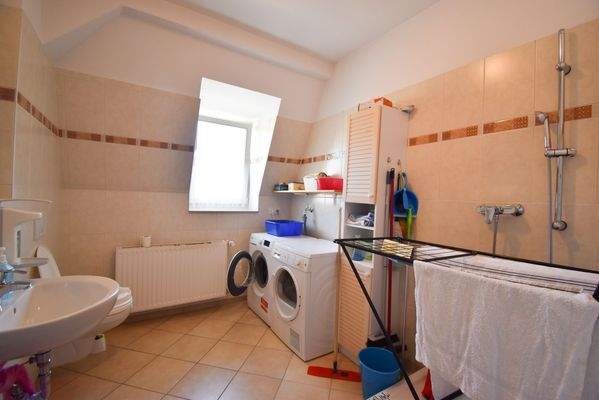 25 Bad 1 Dachgeschoss.JPG