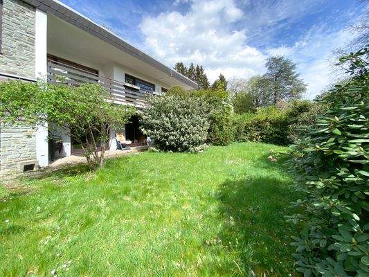 Hausansicht mit Garten