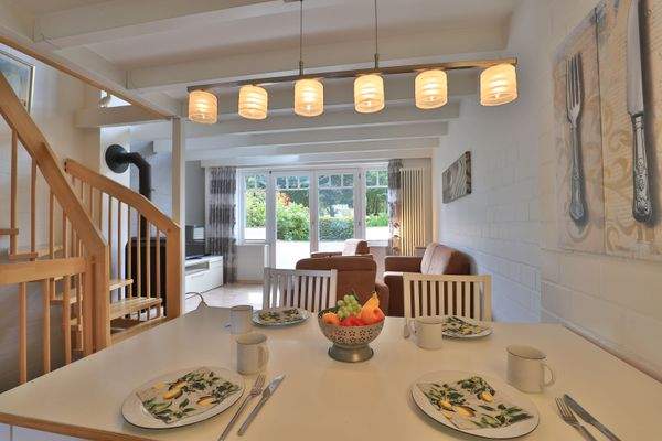 Essbereich mit Blick in den Wohnbereich