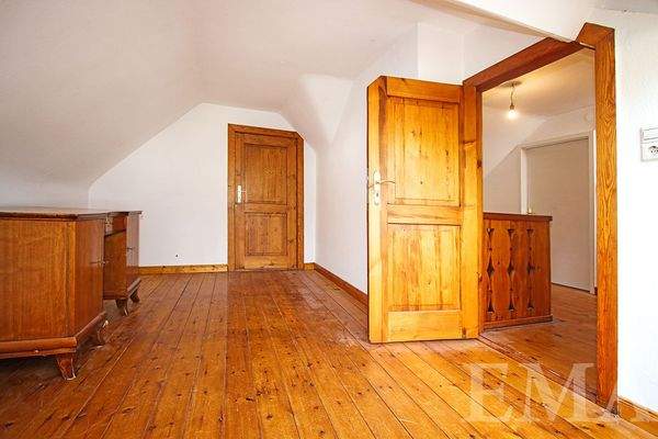 Zimmer mit Zugang zur Ausbaureserve im DG