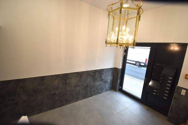 Gepflegter Hauseingang mit Aufzug.JPG