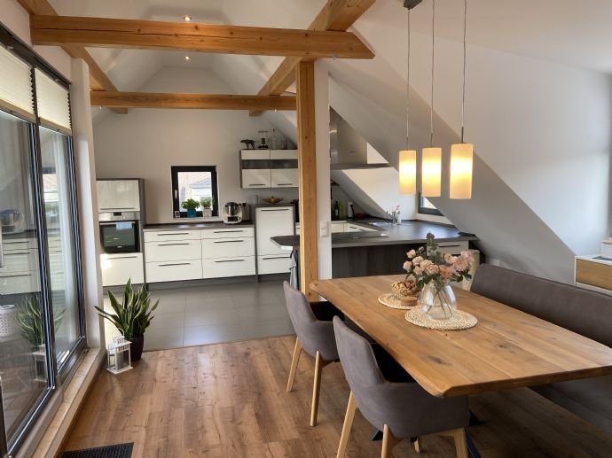 Moderne neuwertige 3-Zimmer-Maisonettewohnung mit sonniger uneinsehbarer Dachterrasse, Einbauküche und Kfz-Stellplatz!